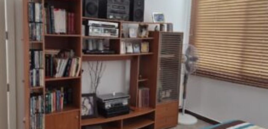 Amplia Casa de 4 Dorm., en Venta en Los Ceibos