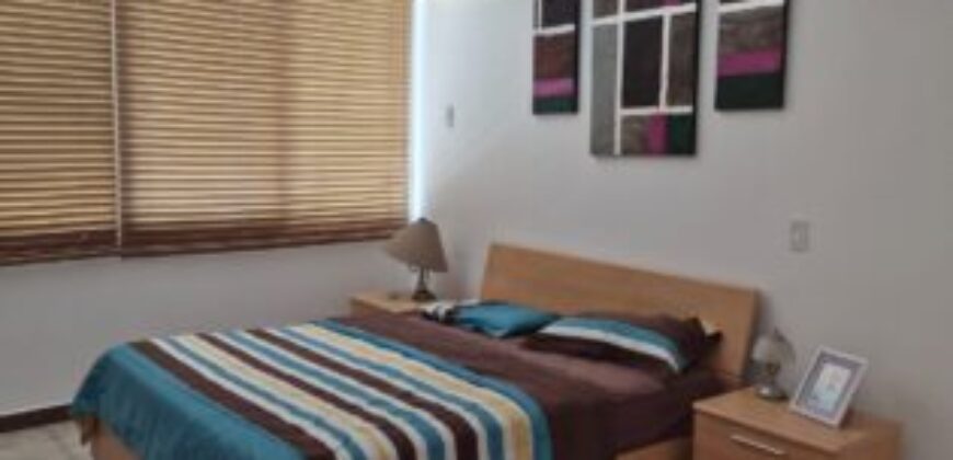 Amplia Casa de 4 Dorm., en Venta en Los Ceibos