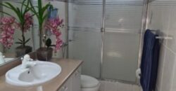 Amplia Casa de 4 Dorm., en Venta en Los Ceibos