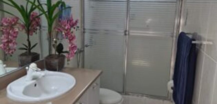 Amplia Casa de 4 Dorm., en Venta en Los Ceibos