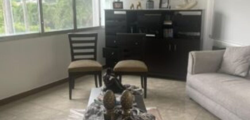 Amplia Casa de 4 Dorm., en Venta en Los Ceibos