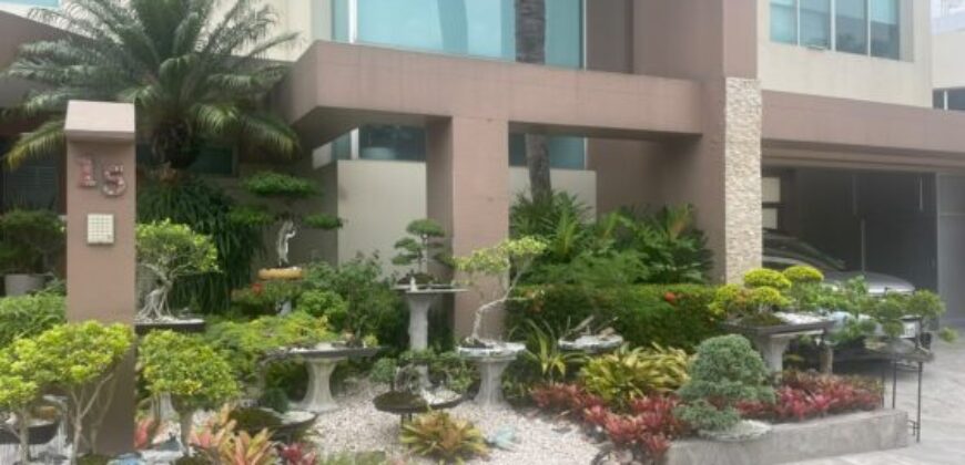Amplia Casa de 4 Dorm., en Venta en Los Ceibos