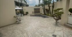 Amplia Casa de 4 Dorm., en Venta en Los Ceibos
