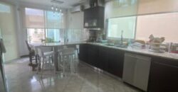 Amplia Casa de 4 Dorm., en Venta en Los Ceibos
