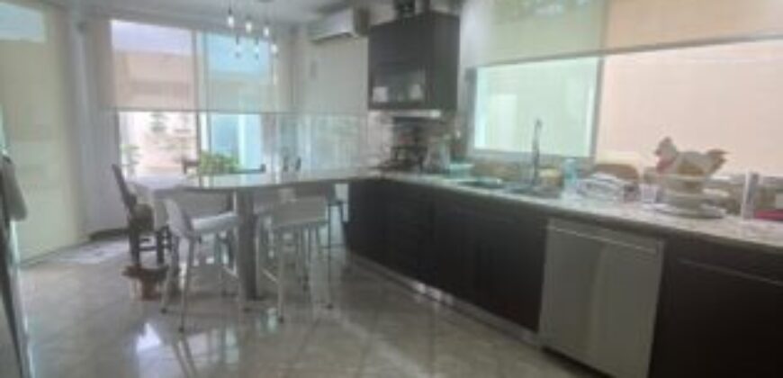 Amplia Casa de 4 Dorm., en Venta en Los Ceibos