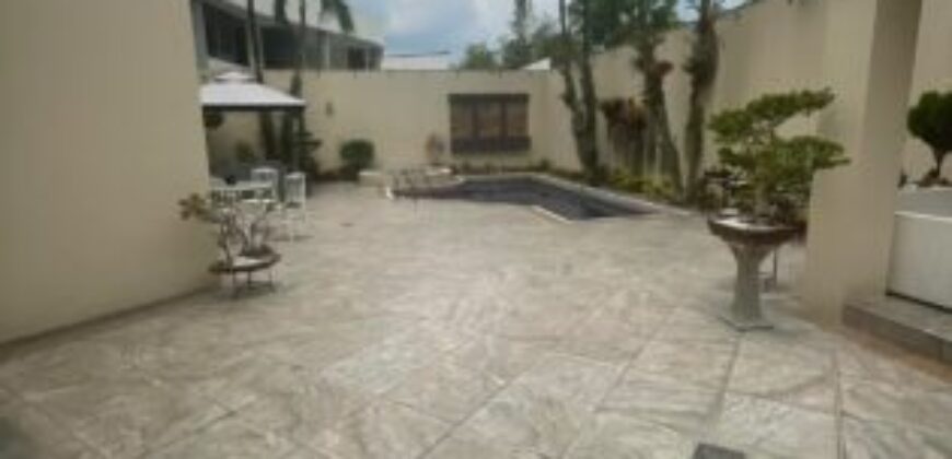 Amplia Casa de 4 Dorm., en Venta en Los Ceibos