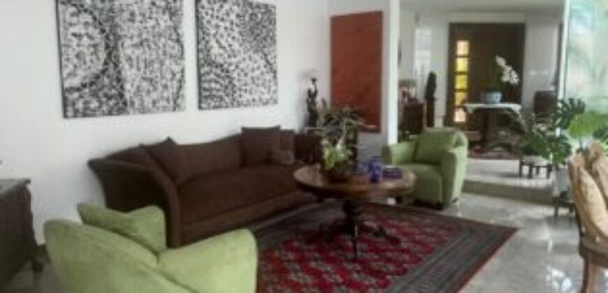 Amplia Casa de 4 Dorm., en Venta en Los Ceibos