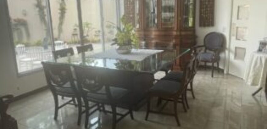 Amplia Casa de 4 Dorm., en Venta en Los Ceibos