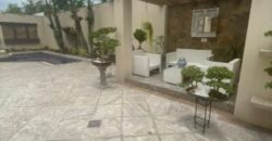 Amplia Casa de 4 Dorm., en Venta en Los Ceibos