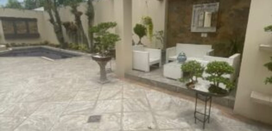 Amplia Casa de 4 Dorm., en Venta en Los Ceibos