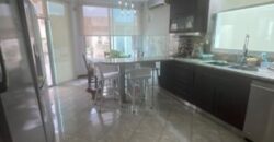 Amplia Casa de 4 Dorm., en Venta en Los Ceibos