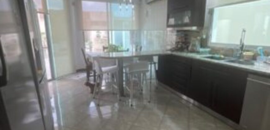 Amplia Casa de 4 Dorm., en Venta en Los Ceibos