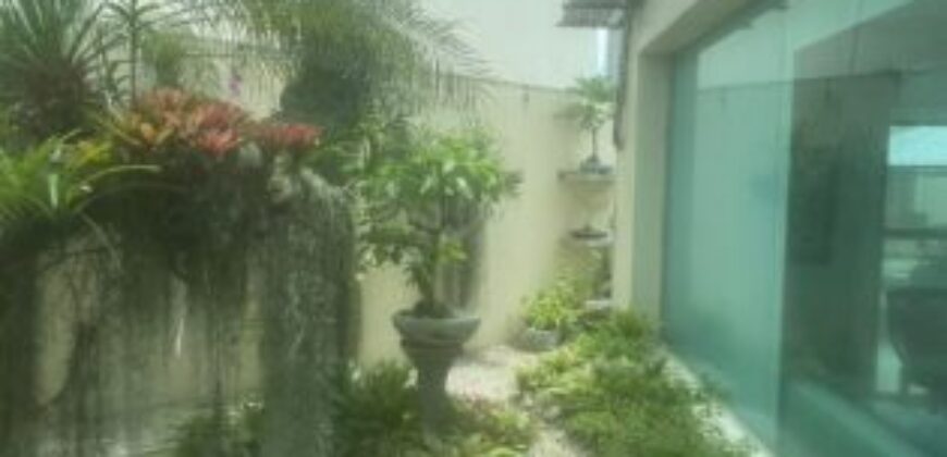 Amplia Casa de 4 Dorm., en Venta en Los Ceibos