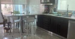 Amplia Casa de 4 Dorm., en Venta en Los Ceibos