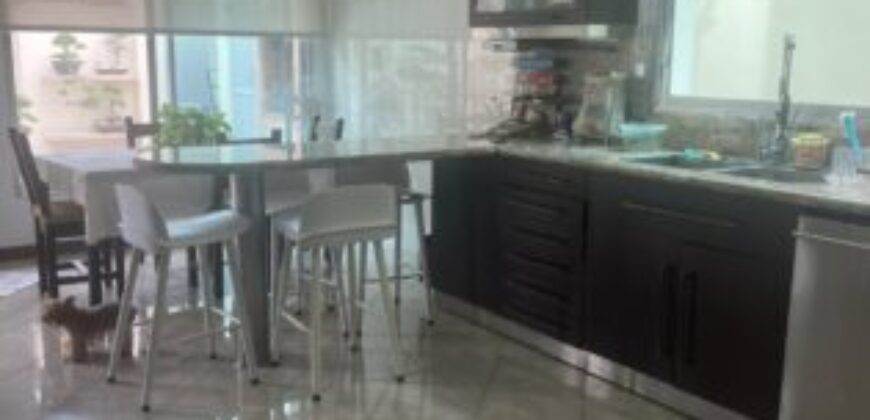 Amplia Casa de 4 Dorm., en Venta en Los Ceibos