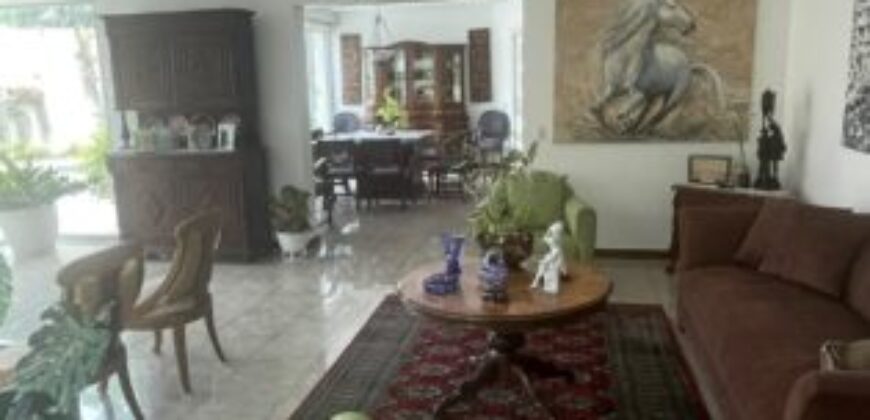 Amplia Casa de 4 Dorm., en Venta en Los Ceibos