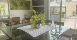 Amplia Casa de 4 Dorm., en Venta en Los Ceibos