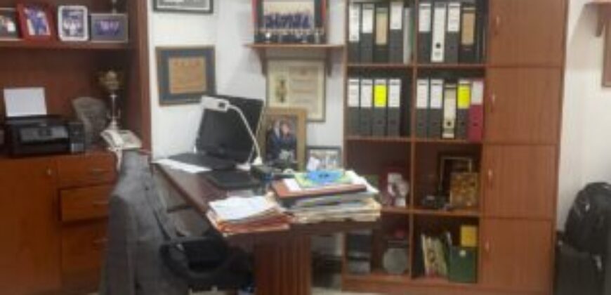 Amplia Casa de 4 Dorm., en Venta en Los Ceibos