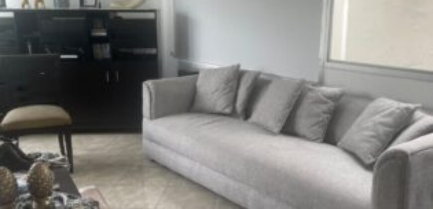 Amplia Casa de 4 Dorm., en Venta en Los Ceibos