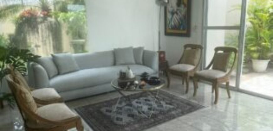 Amplia Casa de 4 Dorm., en Venta en Los Ceibos
