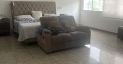 Amplia Casa de 4 Dorm., en Venta en Los Ceibos