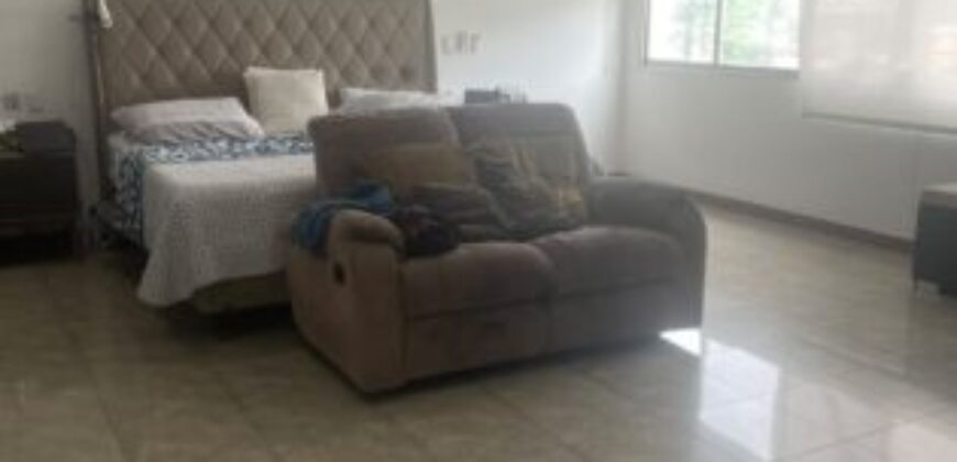 Amplia Casa de 4 Dorm., en Venta en Los Ceibos