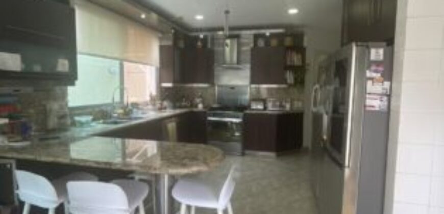 Amplia Casa de 4 Dorm., en Venta en Los Ceibos