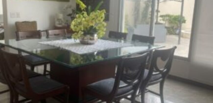 Amplia Casa de 4 Dorm., en Venta en Los Ceibos