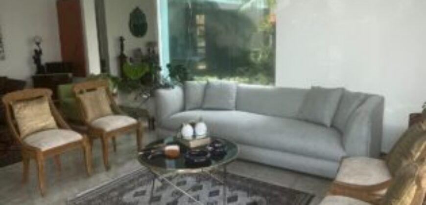 Amplia Casa de 4 Dorm., en Venta en Los Ceibos
