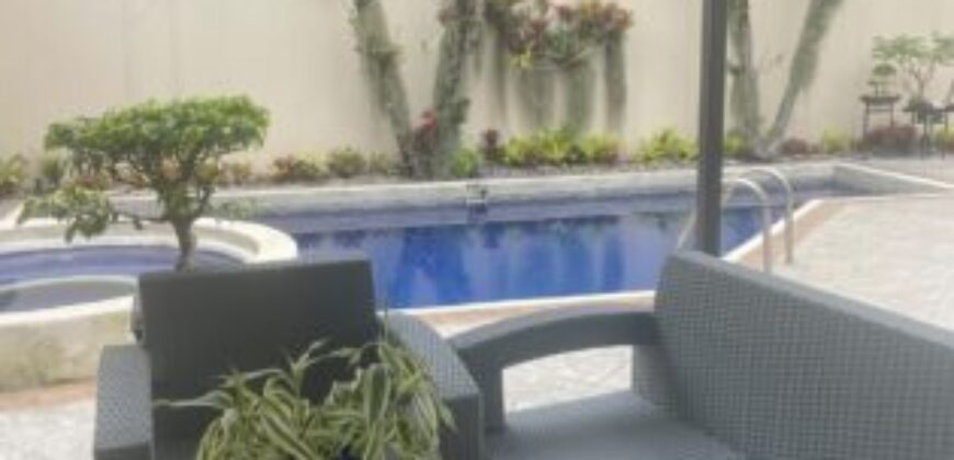 Amplia Casa de 4 Dorm., en Venta en Los Ceibos