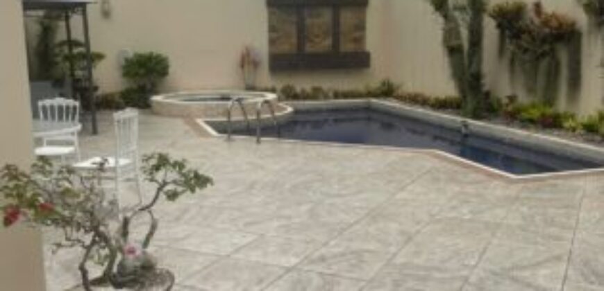 Amplia Casa de 4 Dorm., en Venta en Los Ceibos