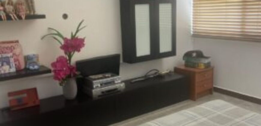 Amplia Casa de 4 Dorm., en Venta en Los Ceibos