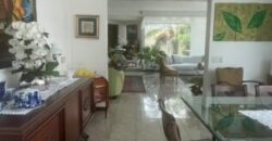 Amplia Casa de 4 Dorm., en Venta en Los Ceibos