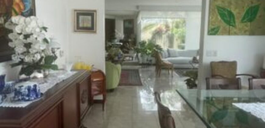 Amplia Casa de 4 Dorm., en Venta en Los Ceibos