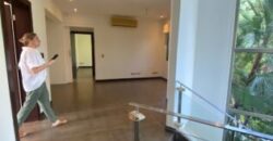 En Venta Casa con 4 Dorm. y Amplio Jardin en Puerto Azul