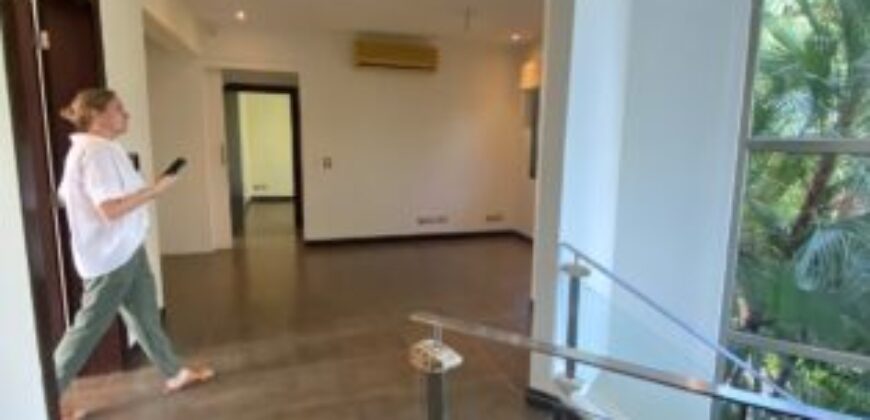 En Venta Casa con 4 Dorm. y Amplio Jardin en Puerto Azul