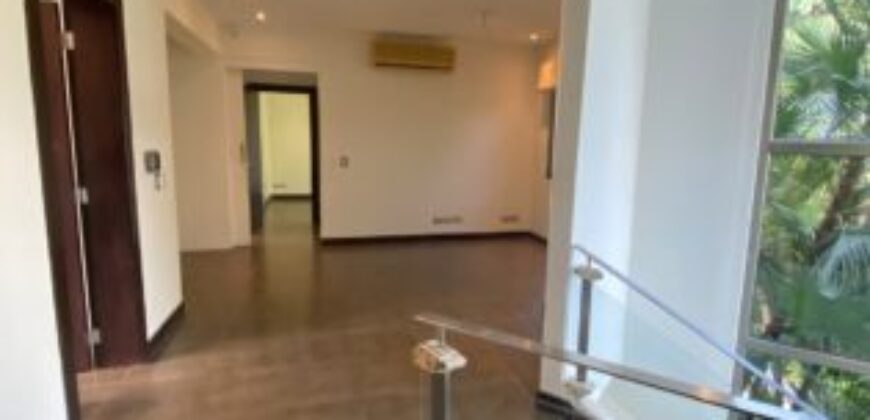 En Venta Casa con 4 Dorm. y Amplio Jardin en Puerto Azul
