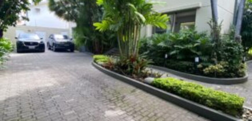 En Venta Casa con 4 Dorm. y Amplio Jardin en Puerto Azul