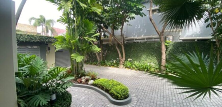 En Venta Casa con 4 Dorm. y Amplio Jardin en Puerto Azul