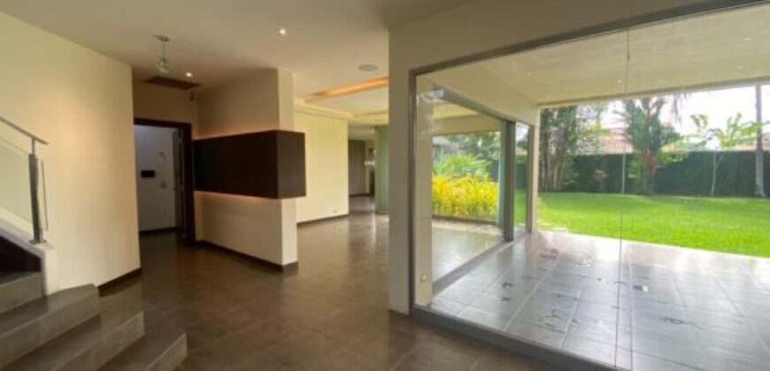 En Venta Casa con 4 Dorm. y Amplio Jardin en Puerto Azul