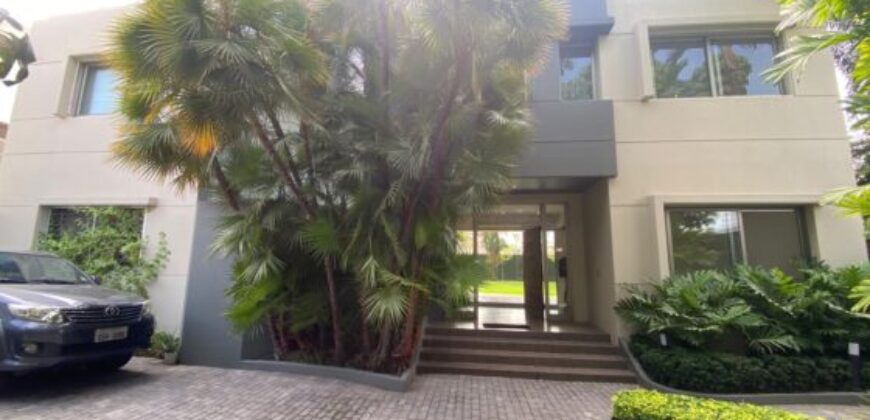 En Venta Casa con 4 Dorm. y Amplio Jardin en Puerto Azul