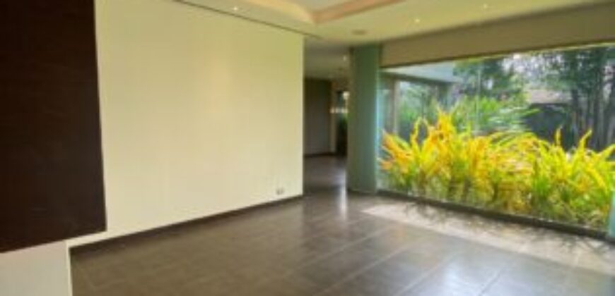 En Venta Casa con 4 Dorm. y Amplio Jardin en Puerto Azul