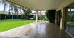 En Venta Casa con 4 Dorm. y Amplio Jardin en Puerto Azul