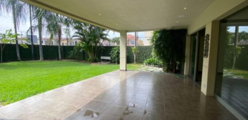 En Venta Casa con 4 Dorm. y Amplio Jardin en Puerto Azul