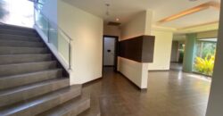 En Venta Casa con 4 Dorm. y Amplio Jardin en Puerto Azul