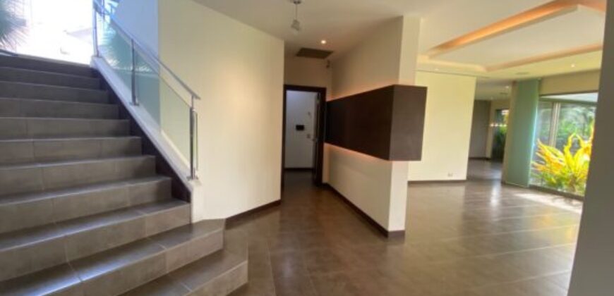 En Venta Casa con 4 Dorm. y Amplio Jardin en Puerto Azul