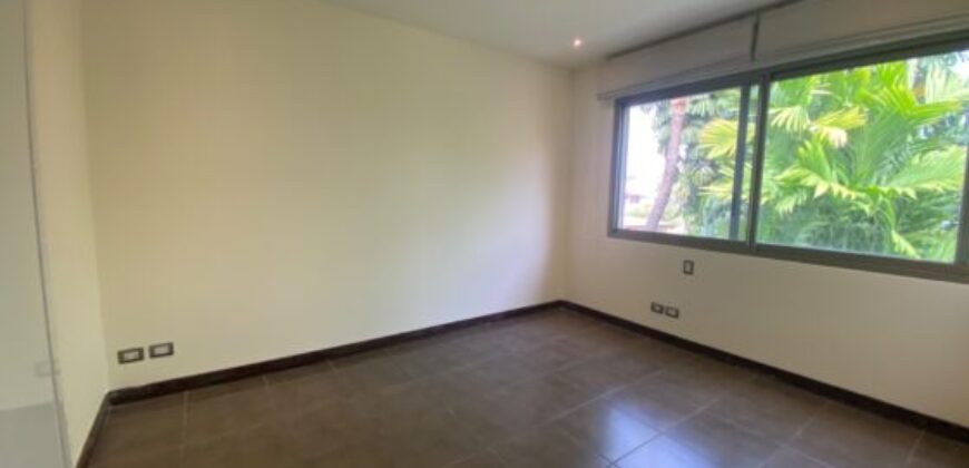 En Venta Casa con 4 Dorm. y Amplio Jardin en Puerto Azul