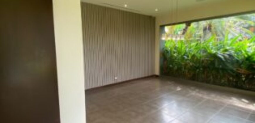 En Venta Casa con 4 Dorm. y Amplio Jardin en Puerto Azul