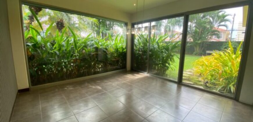 En Venta Casa con 4 Dorm. y Amplio Jardin en Puerto Azul