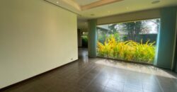 En Venta Casa con 4 Dorm. y Amplio Jardin en Puerto Azul